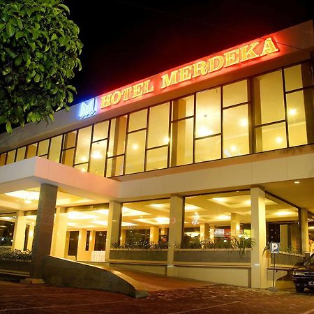 Hotel Merdeka Мадиун Экстерьер фото