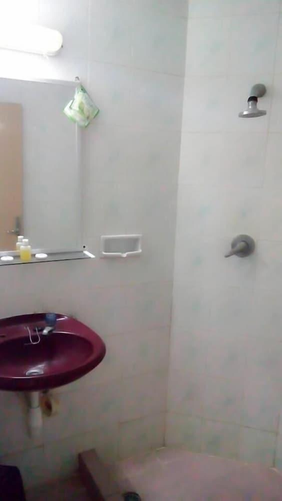 Hotel Merdeka Мадиун Экстерьер фото